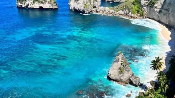 Excursion d'une journée combinant les circuits est et ouest de l'île de Nusa Penida à Bali avec voiture avec chauffeur anglophone