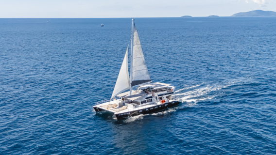 Phuket: excursión en catamarán a las islas Coral y Racha y al cabo Promthep, almuerzo y DJ en directo