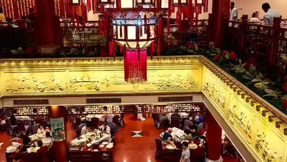 [Special car, Chinese and foreign languages, driver and guide private group tour] Beijing Quanjude + Beijing Liyuan Theater Night Tour