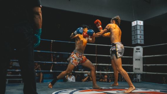 Muay Thai Live Fight Nacht in het International Stadium in Ko Samui District