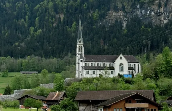 從蘇黎世到雙湖秘境：龍疆教堂 + 布里恩茨湖遇費爾斯特山