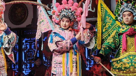 Chengdu City 1-day Tour (City attractions adjustable)|Face-changing in Sichuan Opera|Tea served in bowl