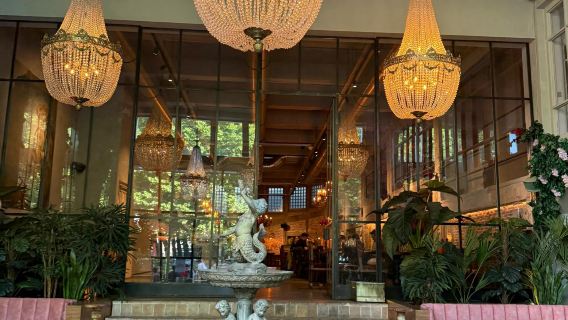 tempahan tempat duduk restoran terkenal Brasserie Surréalist di Brussels, Belgium