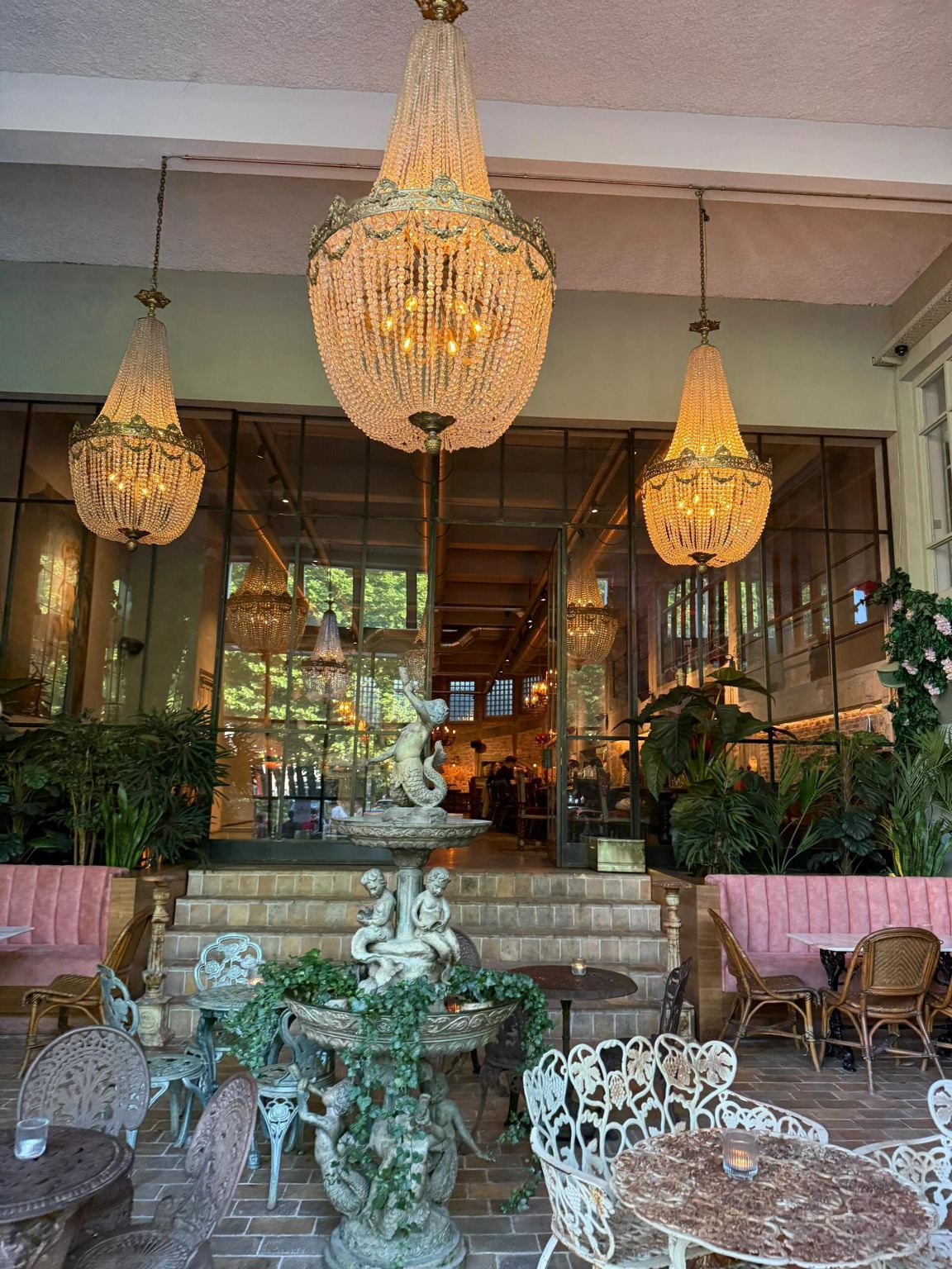 Tischreservierung im Restaurant Brasserie Surréalist, dem angesagten Restaurant in Brüssel, Belgien