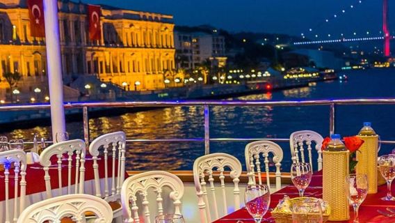Croisière-dîner sur le Bosphore à Istanbul, folklore et danse orientale