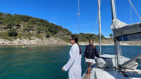Vigo: Cíes Islands Sailboat Excursion with Skipper
