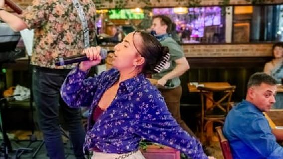 NYC: Pertunjukan Makan Malam Imersif dengan Musik Live