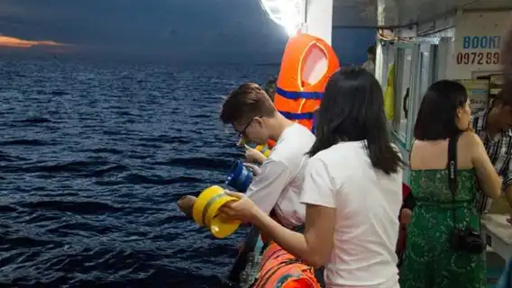 ประสบการณ์ตกปลาหมึกที่ฟูก๊วก + ไกด์นำเที่ยวภาษาอังกฤษ + รวมอุปกรณ์ตกปลา + ล่องเรือชมพระอาทิตย์ตก