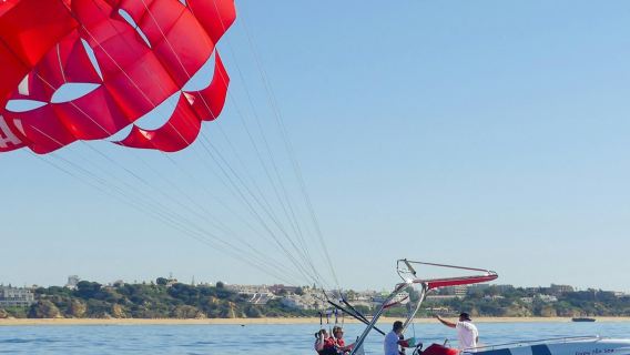 Albufeira: esperienza guidata di parasailing