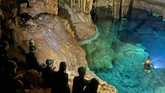 Cueva Acuática: Nada en Lagos Subterráneos