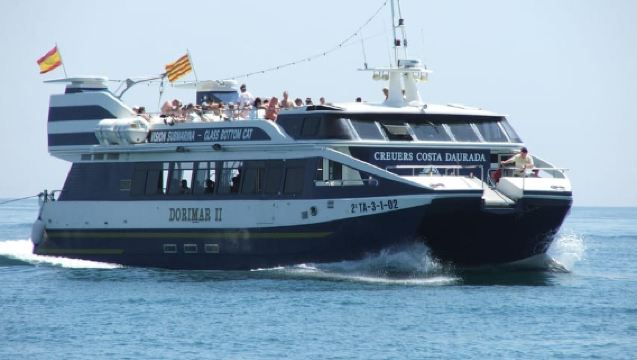 Cambrils: Crucero nocturno con espectáculo de fuegos artificiales y bebidas