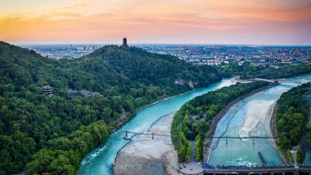 1-Day Tour to Dujiangyan [Tianfu Airport Pick-Up + Private Charter + Optional Chinese/English Guide]