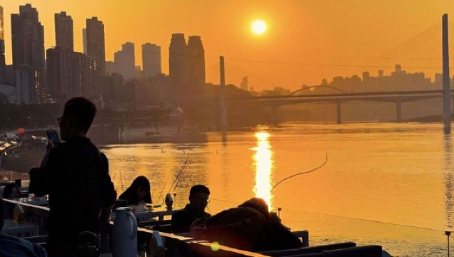 Chongqing Nanbinli Southbank Club - Ateş Başında Çay Keyfi ile Yangtze Nehri'nin Resim Gibi Gece Manzarasını Seyredin