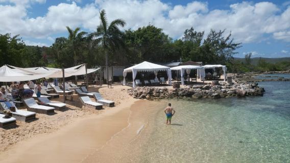 Montego Bay: Dunn's River Falls & Lunch at Bamboo Beach Club