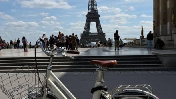 Paris: Eiffel Tower&Seine River Electric Bike Tour 3 hours
