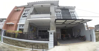 InnBox Capsule Hotel Hotel dekat LASHOP BERKAH
