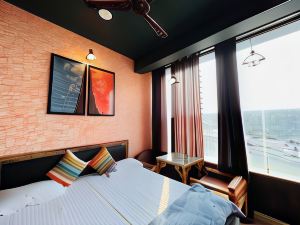 Nomads House: Bunkstay Hotel and Cafe