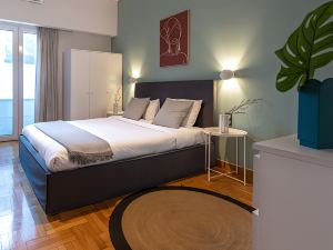 Phaedrus Living: City Center Luxury Flat Iofontos