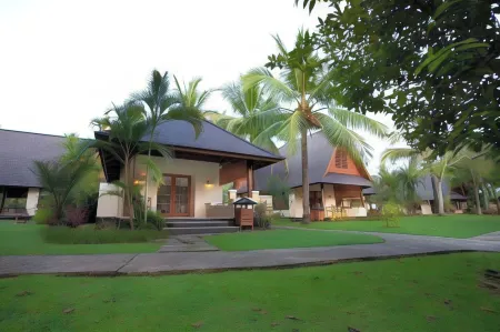 Tanjung Lesung Hotel Отели рядом с достопримечательностью «La Lassa Tanjung Lesung Beach Club»