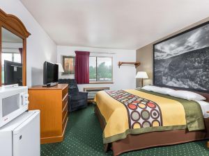 Super 8 by Wyndham Fairmont