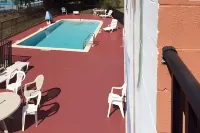 Econo Lodge North - piscine