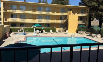 Howard Johnson by Wyndham Sacramento Downtown