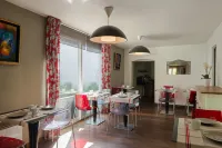 La Ferme Blanche, the Originals Relais Hotel a Englos