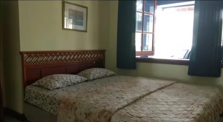 Kondominium Lippo Carita Selatan