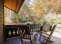 Outland Chalet & Suites Great Smoky Mountains فنادق في Dillsboro