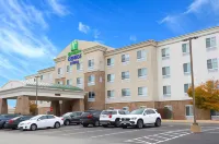 Holiday Inn Express & Suites Chicago North-Waukegan-Gurnee Hotels in Waukegan