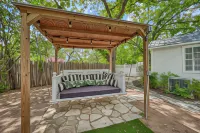 Charming Cottage Near Main with Patio&FirePit!! Hotels near The Texas Silver Rush
