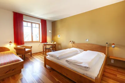 Alter Wirt Gmbh in Grünwald Hotels in Pullach im Isartal