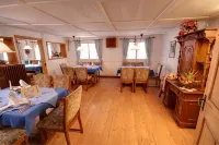 Hotel Adler Garni Hotels in Mittelberg