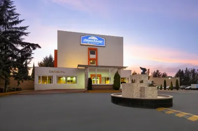 Howard Johnson by Wyndham Toluca Hotels near Las Luciérnagas