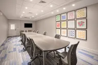 Holiday Inn Express & Suites MANHATTAN by IHG