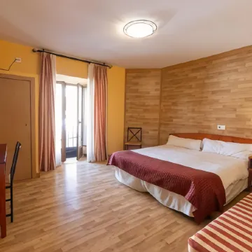 Hostal Restaurante Puerta del Alcázar Отели рядом с достопримечательностью «City Hall»