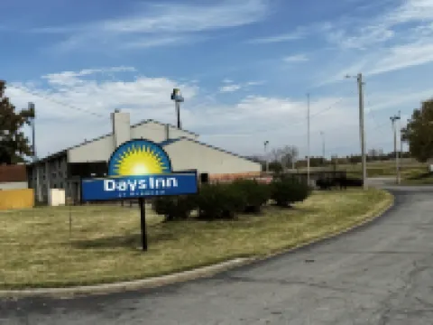 Days Inn & Suites by Wyndham Caseyville Hotels in Caseyville