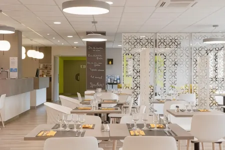 Kyriad Saint Etienne Centre Отели рядом с достопримечательностью «Eglise Saint-Irenee»