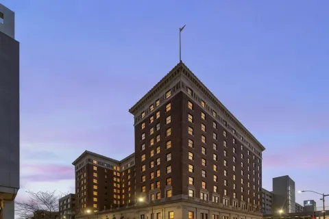 Hotel Fort des Moines, Curio Collection by Hilton