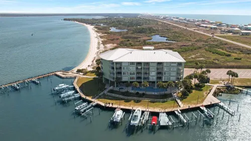Waterfront beach getaway with boat slip, fishing, pools, hot tubs & more! 3BR2BA