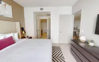 Luxury Condo, Stunning Ocean views, Free Parking!