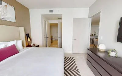 Luxury Condo, Stunning Ocean views, Free Parking!