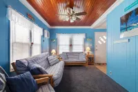 Great Beach Bungalow, steps from the ocean!! Free Wifi & Beach Tags!!