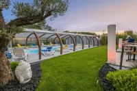Logis Hôtel Restaurant le Clos Fleuri فنادق في Villespy