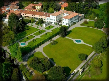 Hotel Ungheria Varese 1946 Отели в г. Брунелло