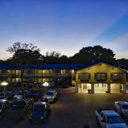 Sunday House Inn and Suites