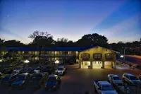 Sunday House Inn and Suites - parking