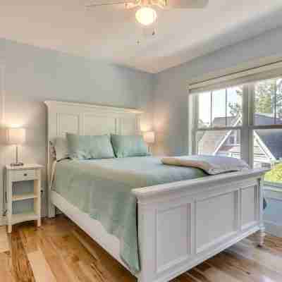 Luxury Beach House-6 Bedrooms, Game Room, Yard, Fire Pit-Walk to Beach & Town Rooms