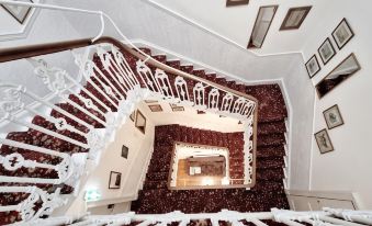 The Guards Hotel - Housity
