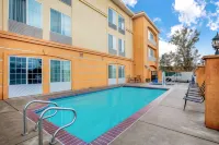 La Quinta Inn & Suites by Wyndham Fowler Hotels in Selma